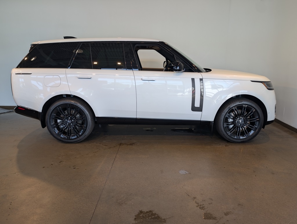 2025 Land Rover Range Rover SE photo 4