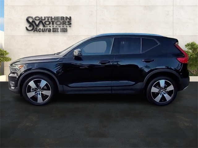 2021 Volvo XC40 Momentum photo 17