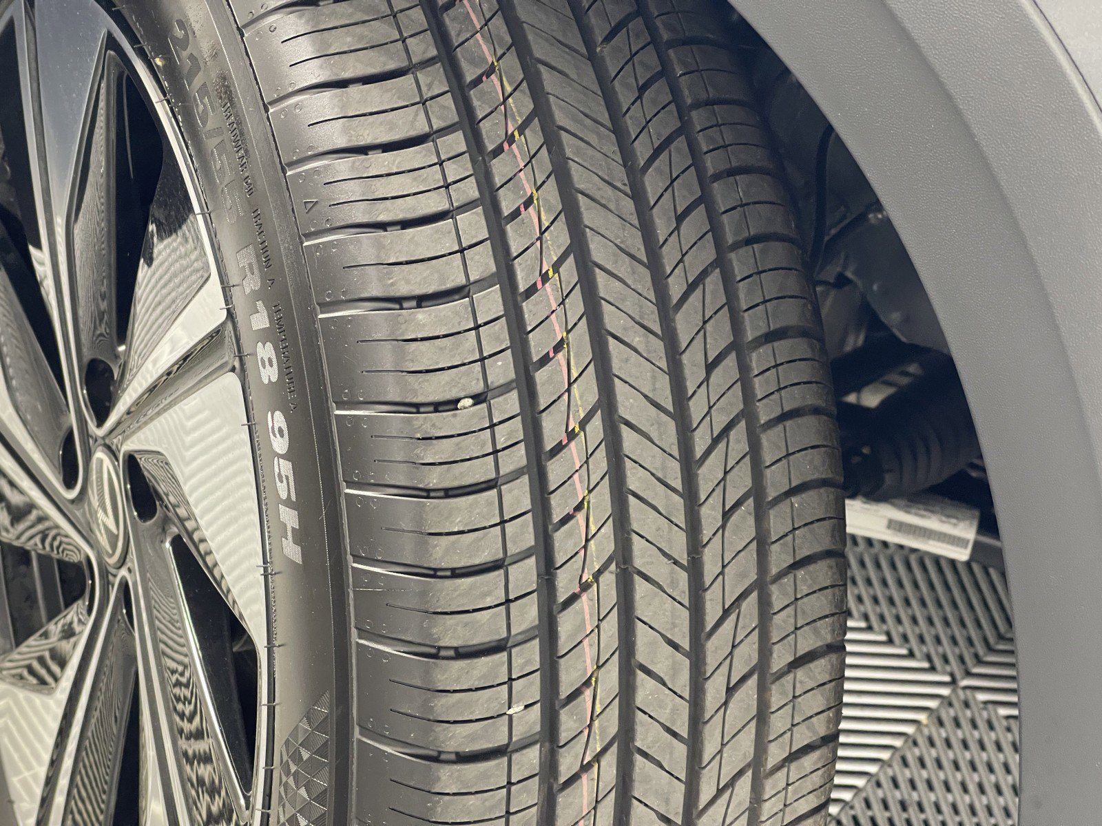 2025 Volkswagen Taos SE photo 4