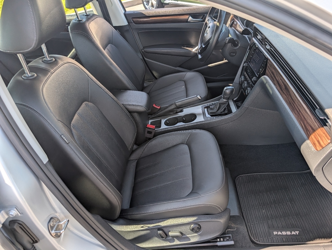 2020 Volkswagen Passat 2.0T SEL photo 4