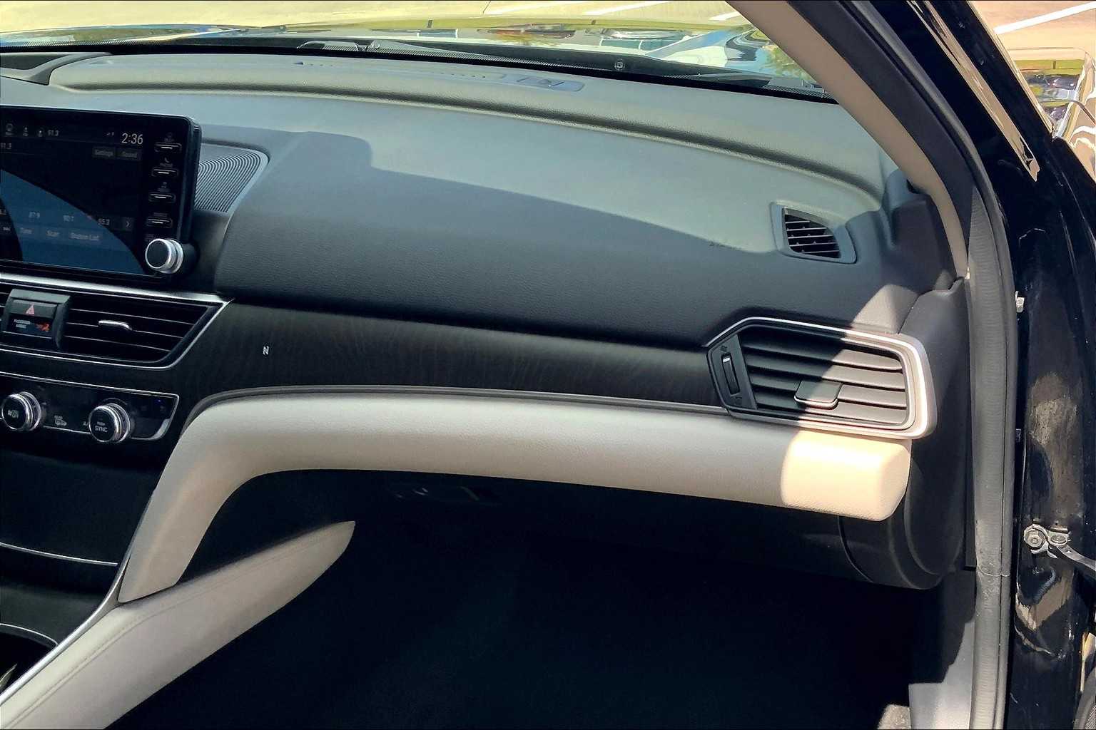 2018 Honda Accord Touring 1.5T photo 16