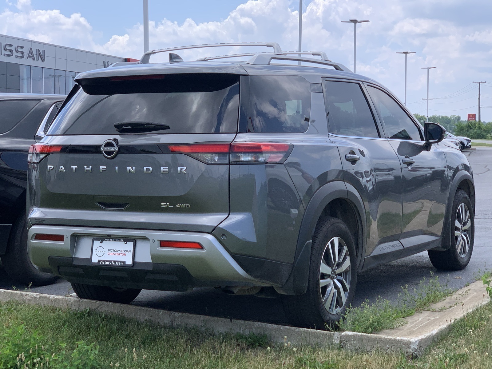 2024 Nissan Pathfinder SL photo 2