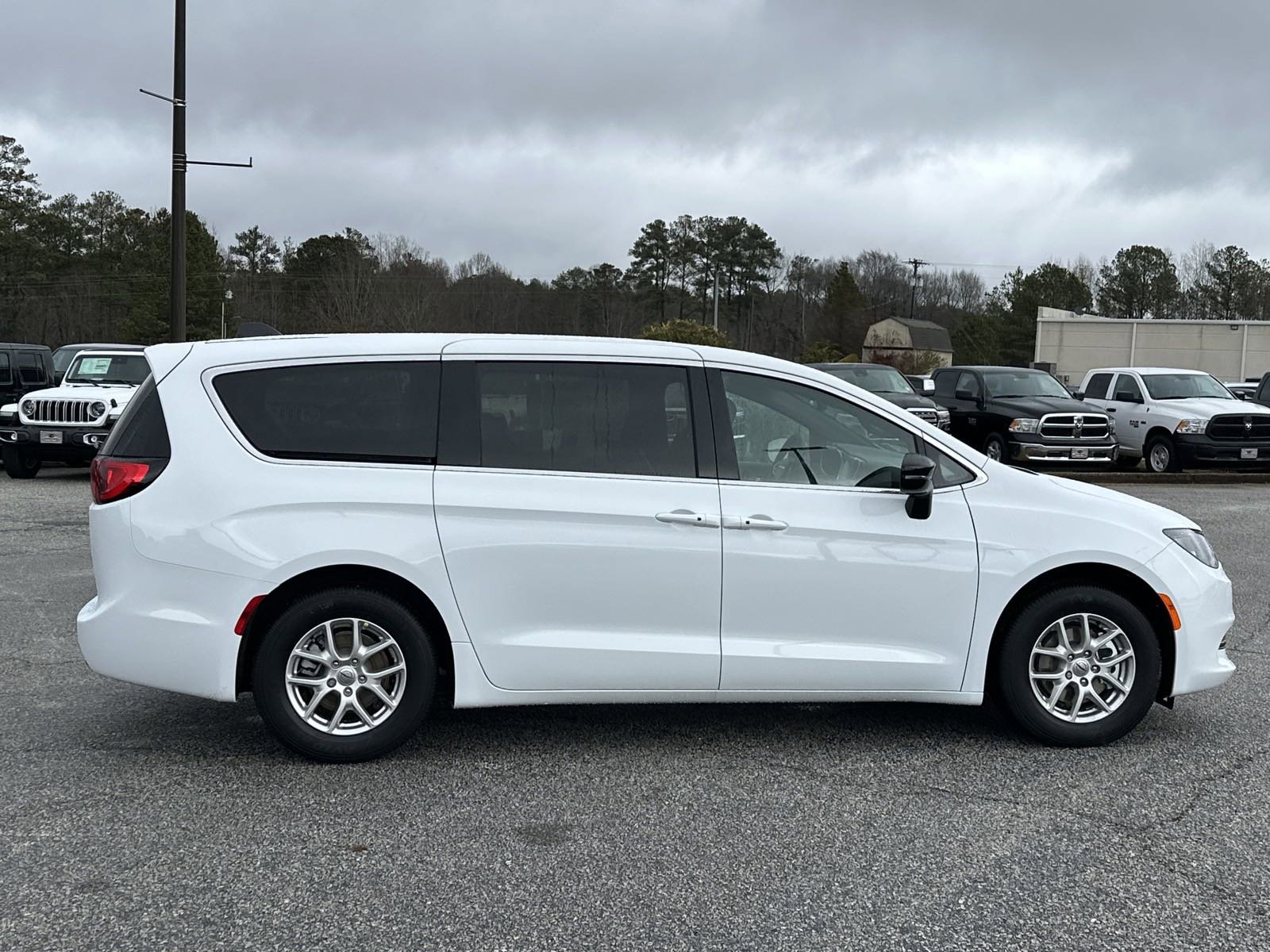2025 Chrysler Voyager LX photo 9