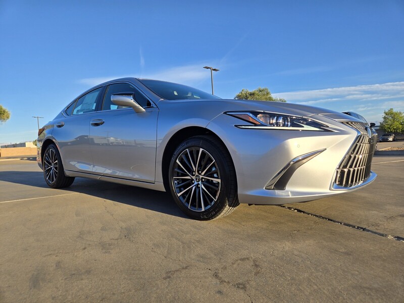 2025 Lexus ES 300h photo 2