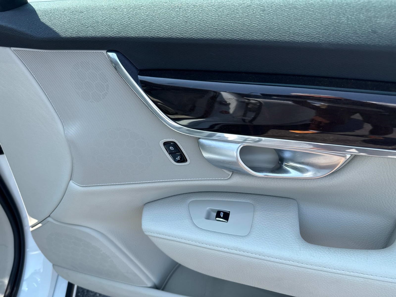 2018 Volvo S90 T6 Momentum photo 7