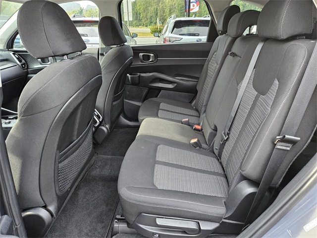 2022 Kia Sorento LX photo 9