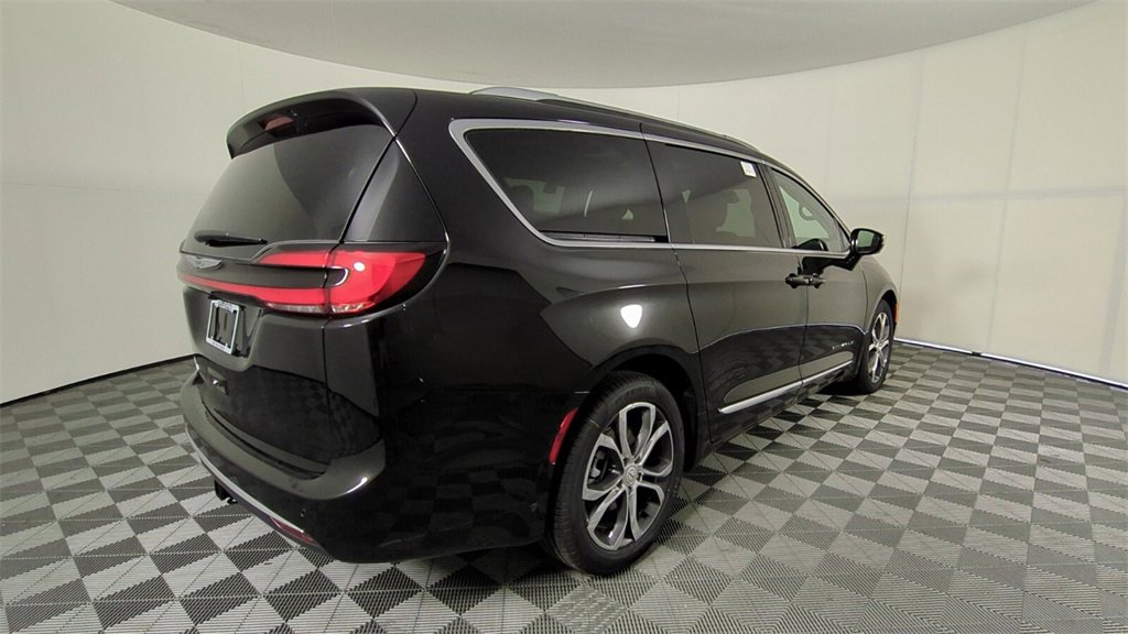 2026 Chrysler Pacifica Pinnacle photo 3