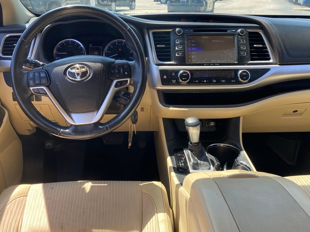 2017 Toyota Highlander LE Plus photo 7