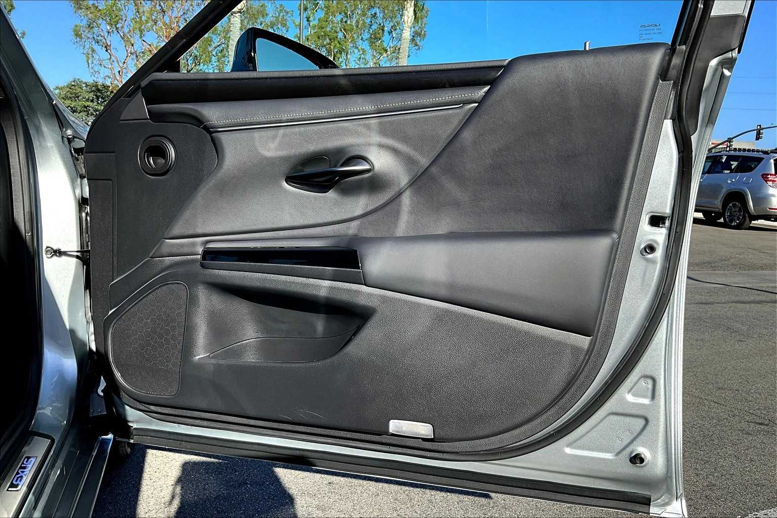 2025 Lexus ES 300h photo 20