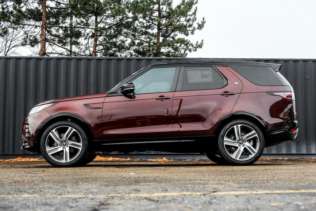 2026 Land Rover Discovery photo 3