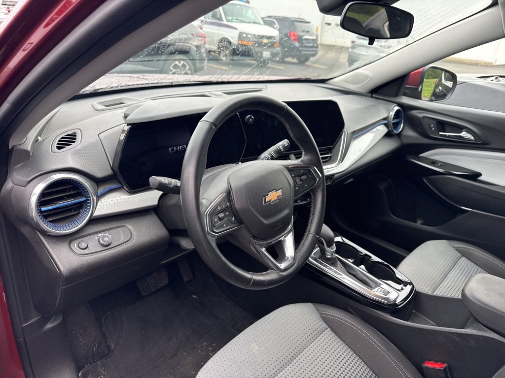 2024 Chevrolet Trax LT photo 2