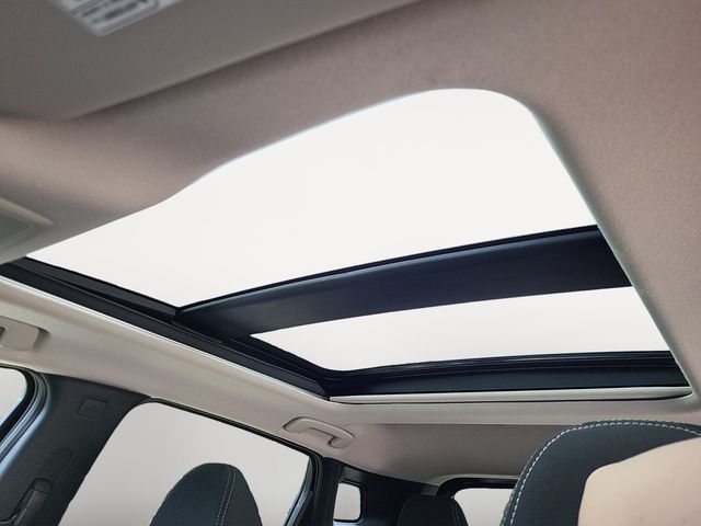 2025 Nissan Kicks SV photo 12