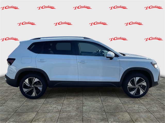 2025 Volkswagen Taos SE photo 2