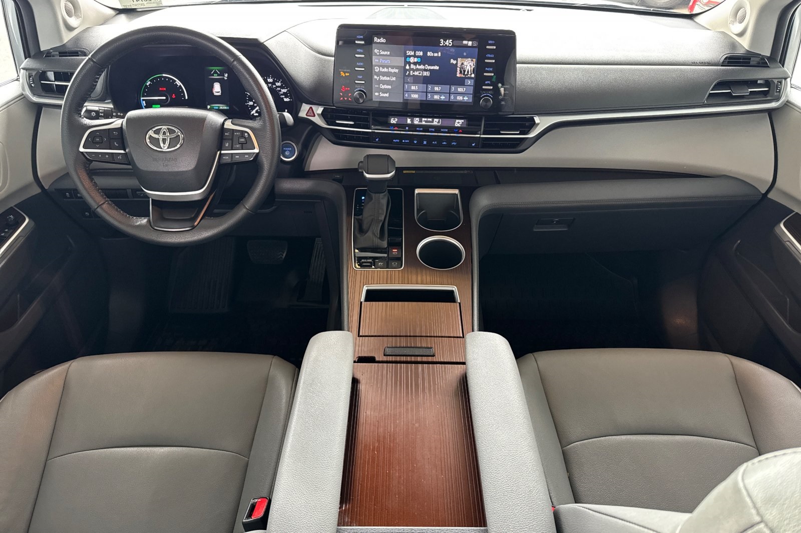 2023 Toyota Sienna XLE photo 3