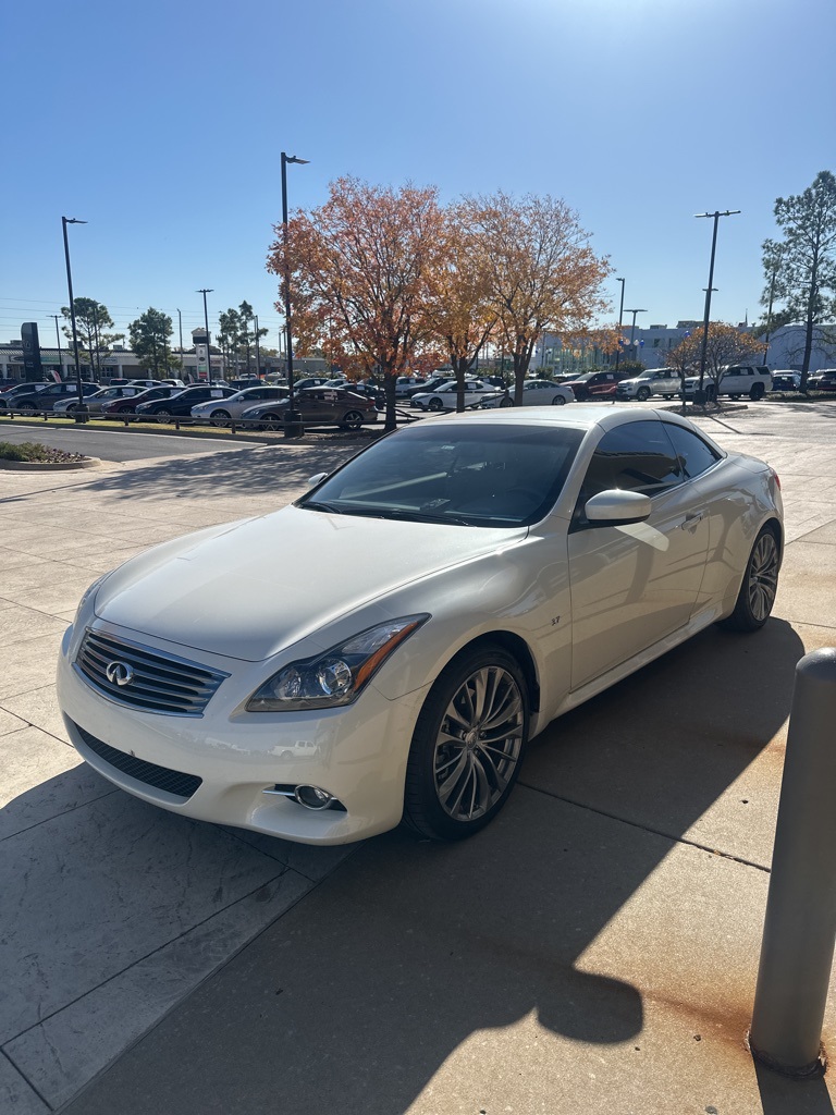 2015 INFINITI Q60 Convertible S's photo