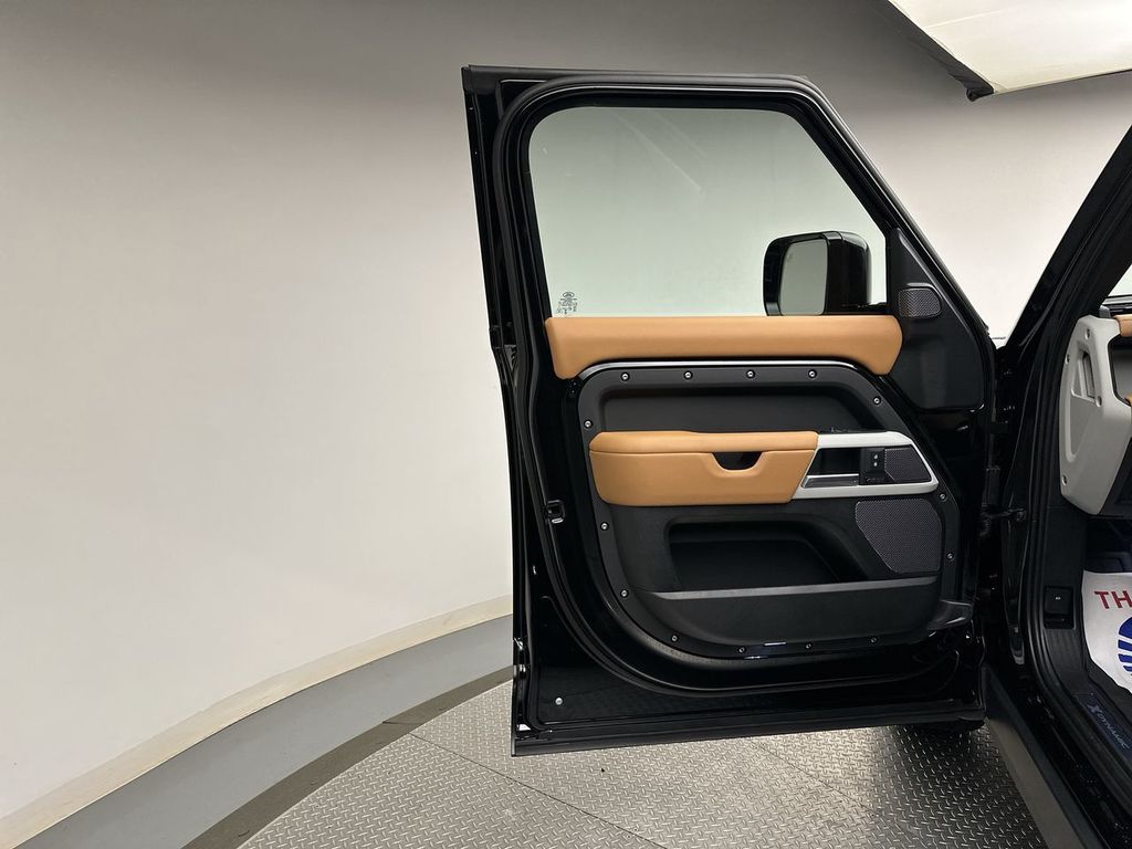 2024 Land Rover Defender 110 X-Dynamic SE photo 13