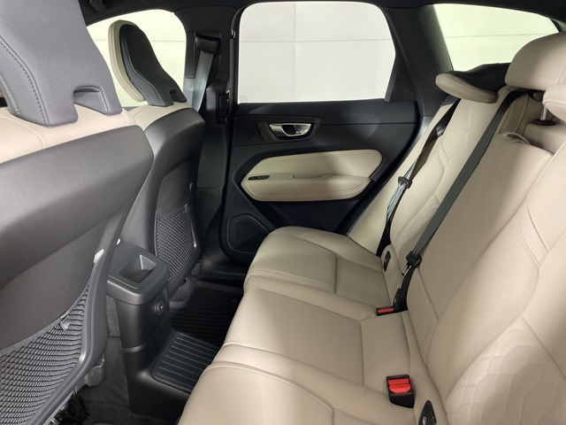 2026 Volvo XC60 Plus photo 35