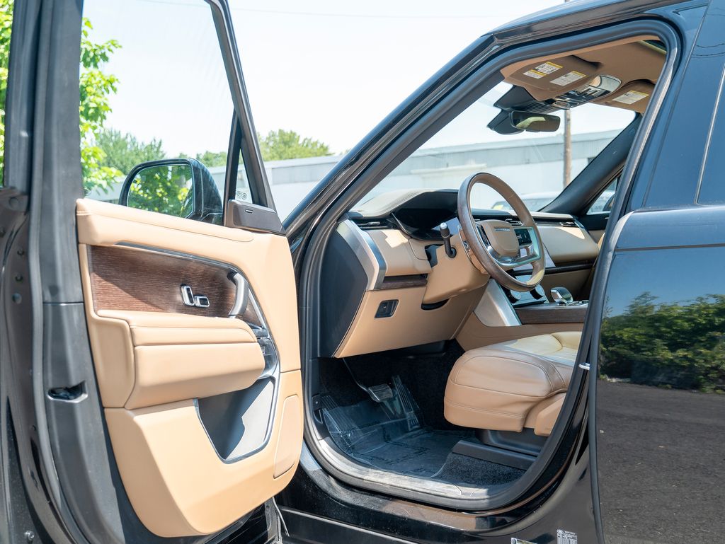 2023 Land Rover Range Rover SE photo 10