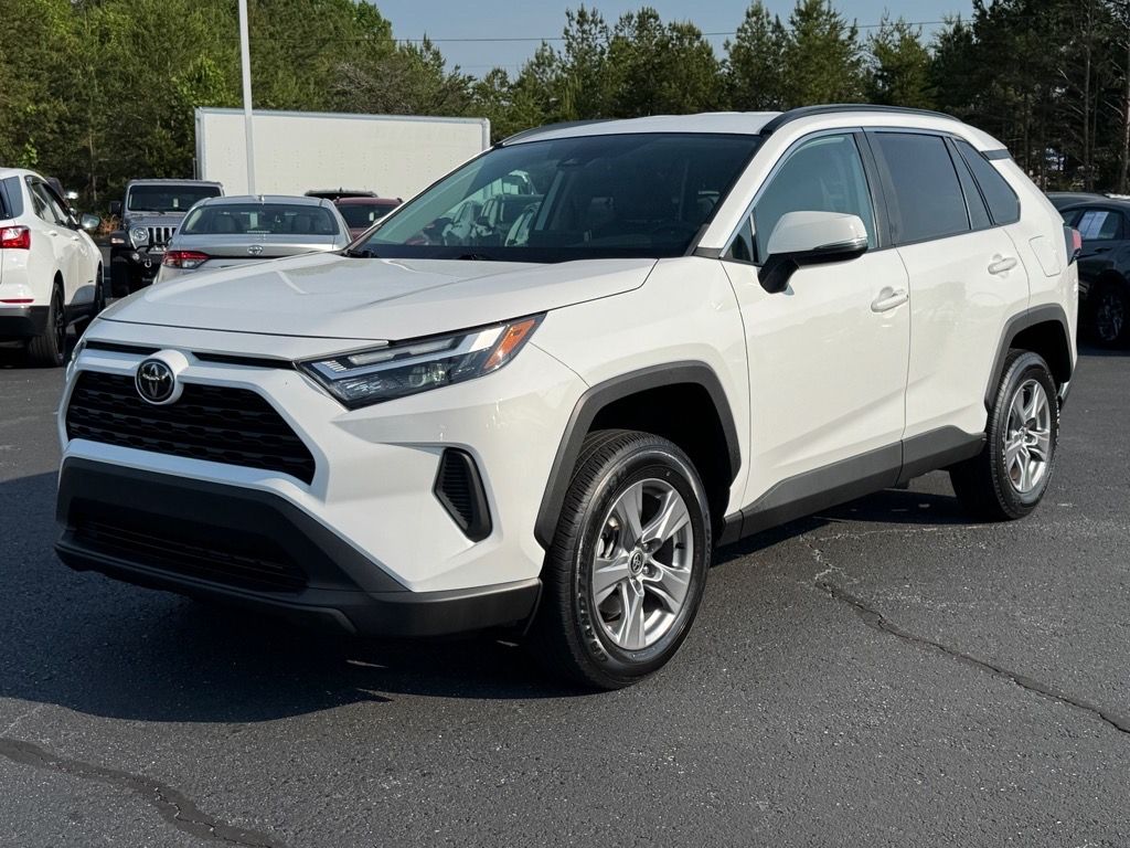 2022 Toyota RAV4 XLE photo 5