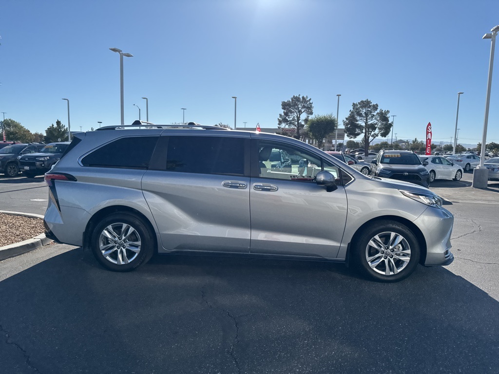2023 Toyota Sienna Limited photo 4