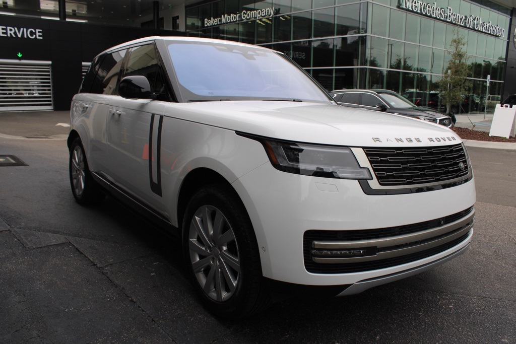2023 Land Rover Range Rover SE photo 3