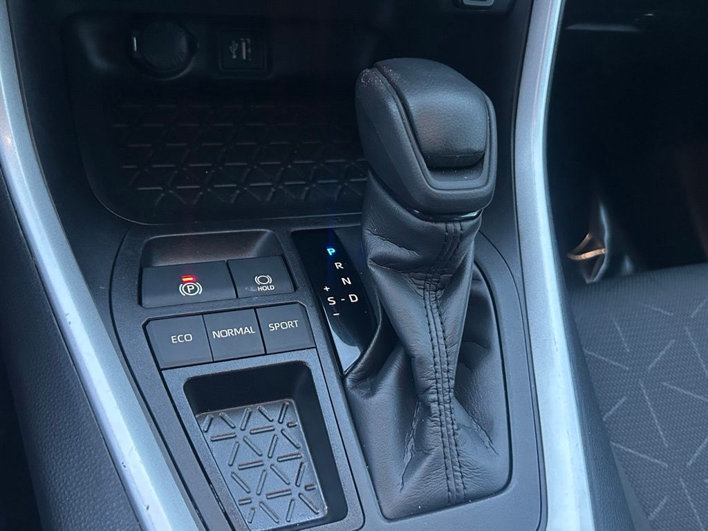 2024 Toyota RAV4 XLE photo 12