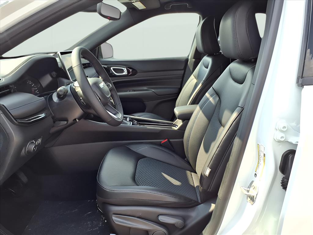 2026 Jeep Compass Latitude Altitude photo 13