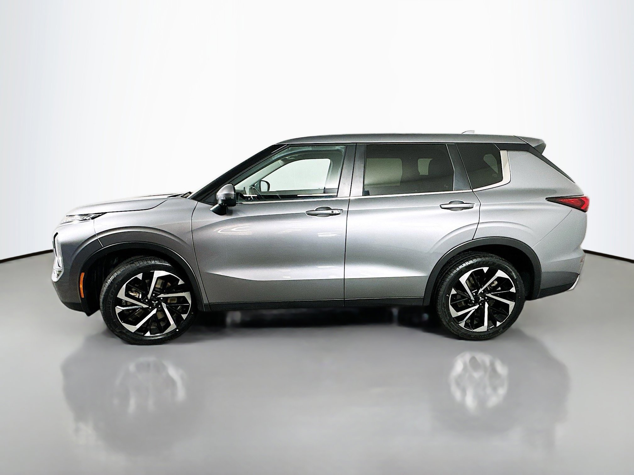 2024 Mitsubishi Outlander SE photo 3
