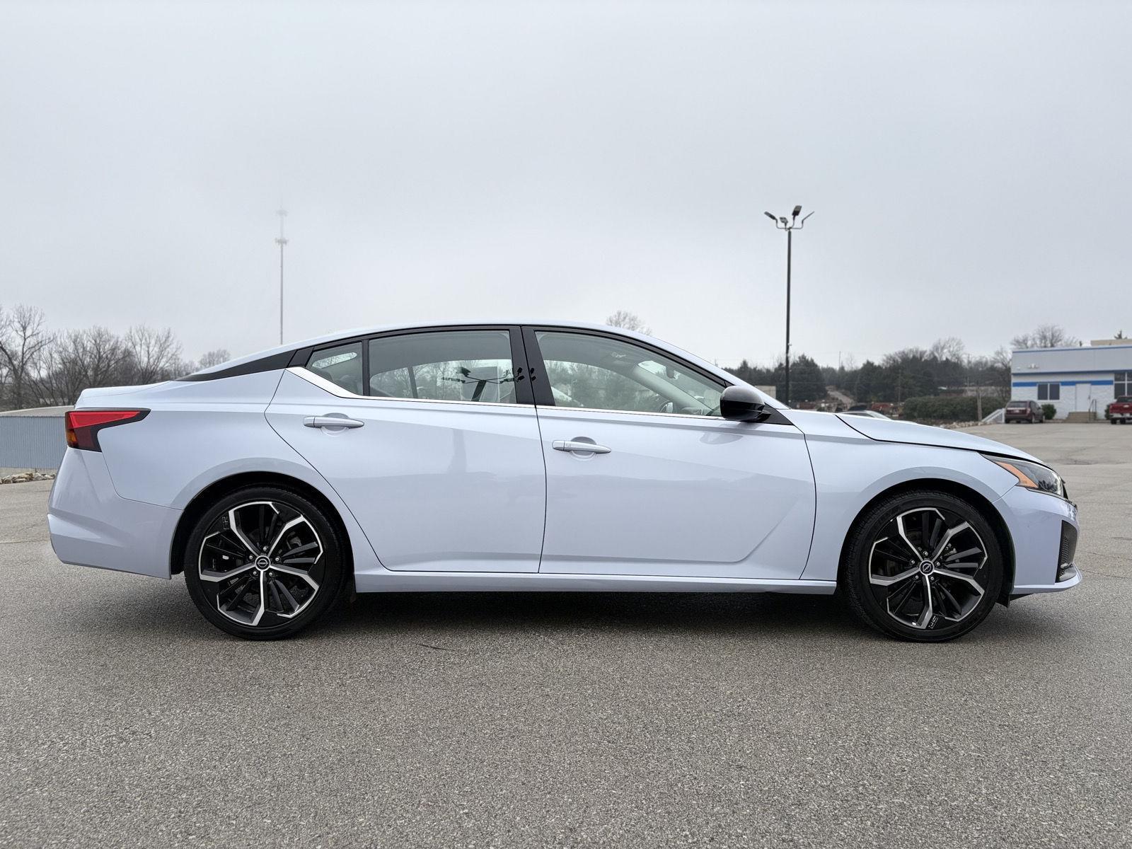 2023 Nissan Altima 2.5 SR photo 4