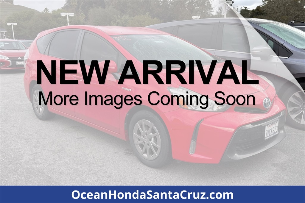 2016 Toyota Prius v Five's photo