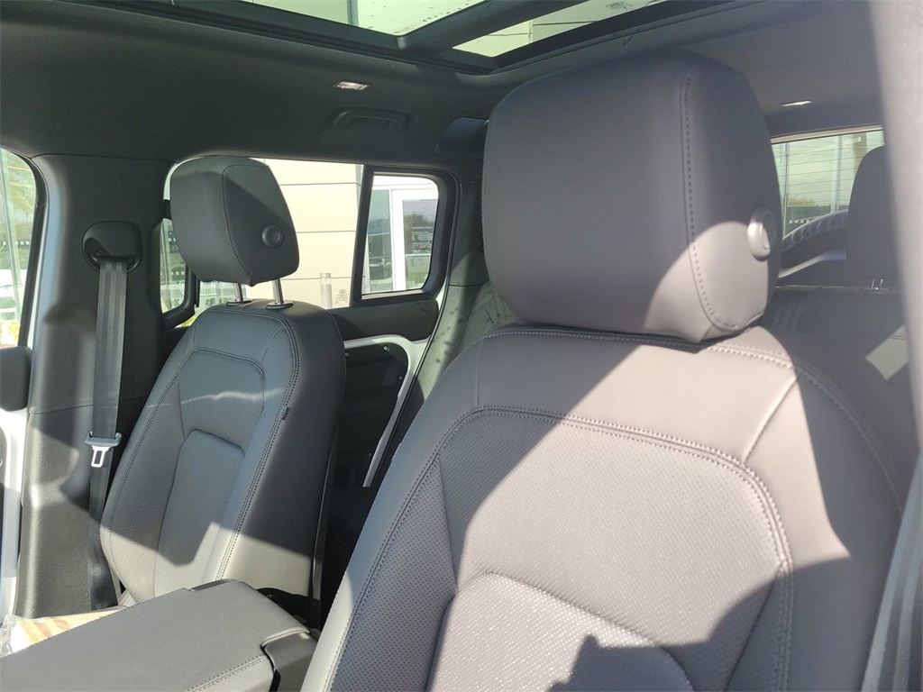 2025 Land Rover Defender 110 X-Dynamic SE photo 11