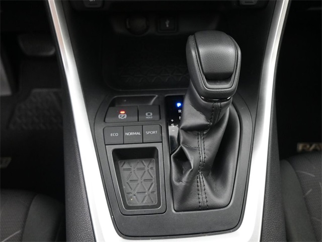 2020 Toyota RAV4 XLE photo 4