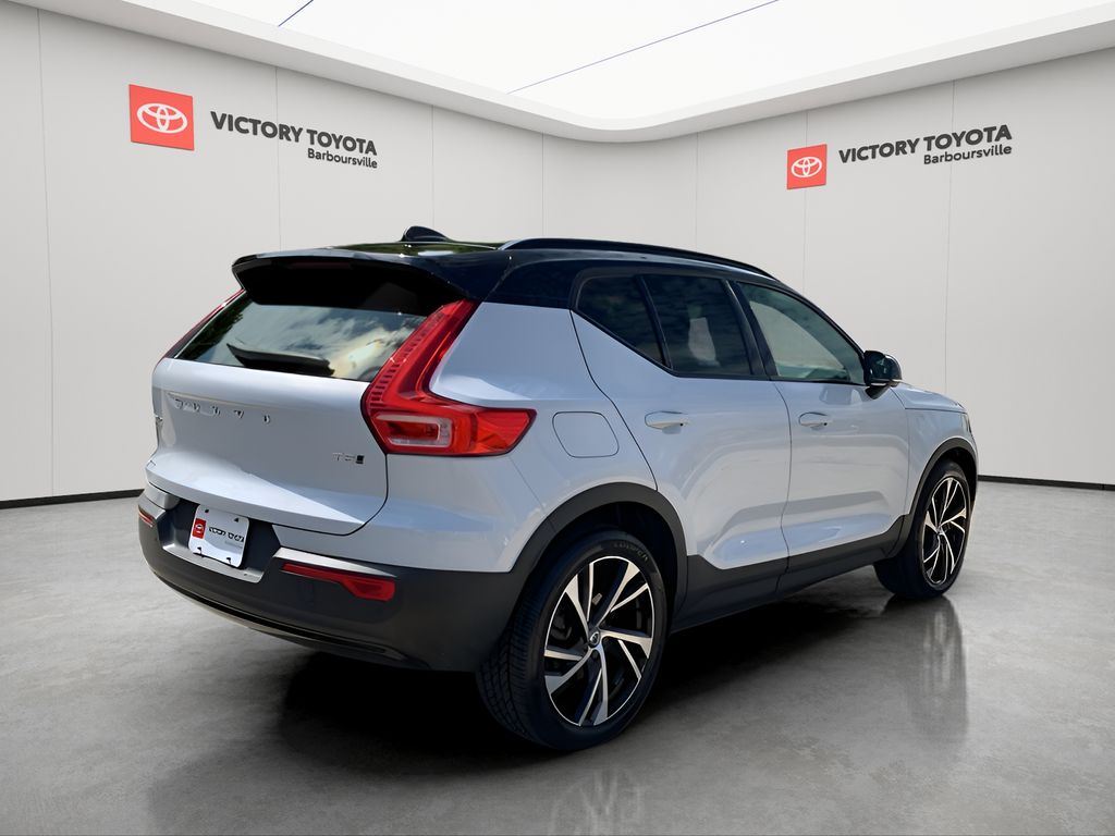 2021 Volvo XC40 R-Design AWD photo 2