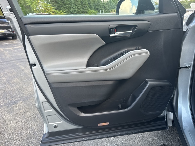 2021 Toyota Highlander XLE photo 16