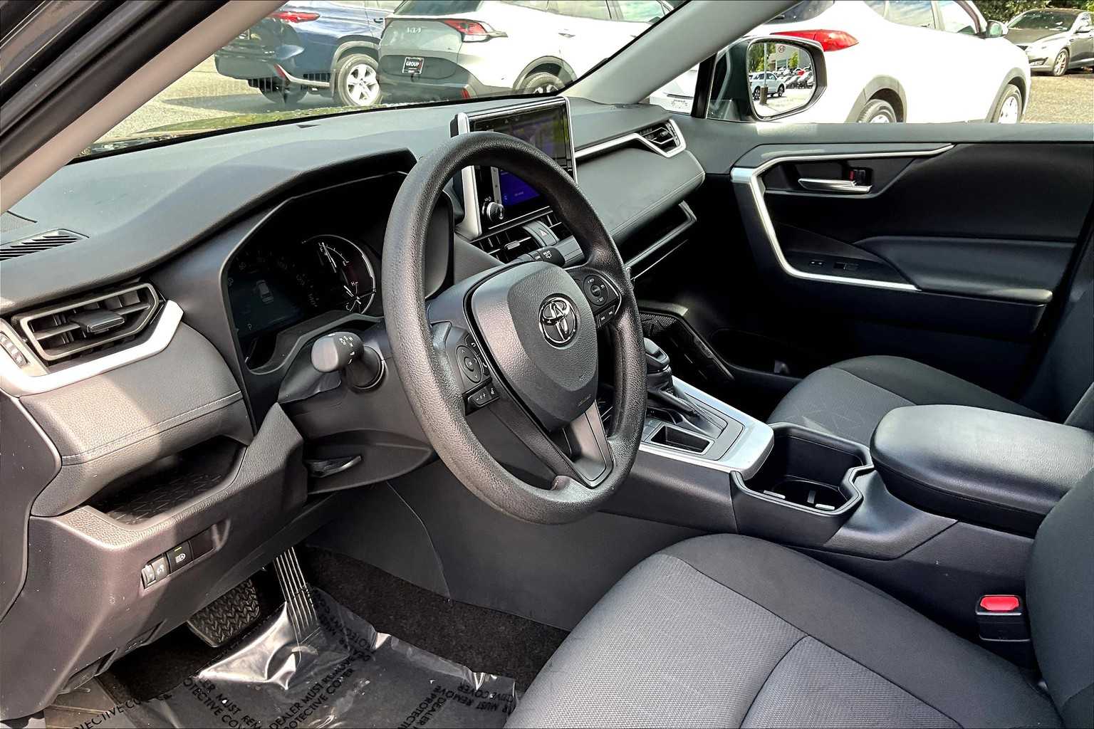 2025 Toyota RAV4 XLE photo 16