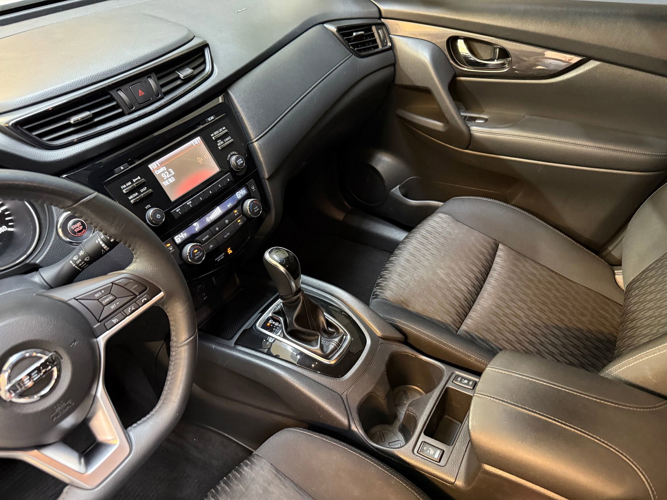 2017 Nissan Rogue SV photo 28