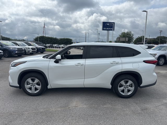 2023 Toyota Highlander LE photo 2