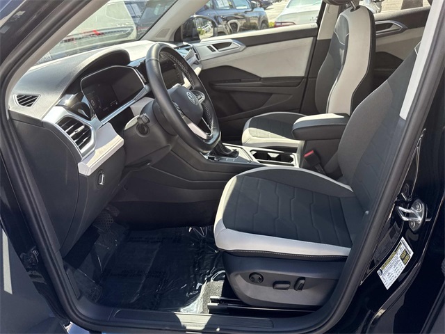 2025 Volkswagen Taos SE photo 10