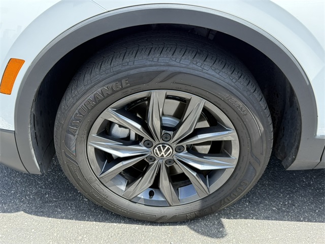 2023 Volkswagen Tiguan SE photo 2