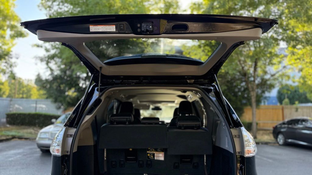2020 Toyota Sienna SE Premium photo 13