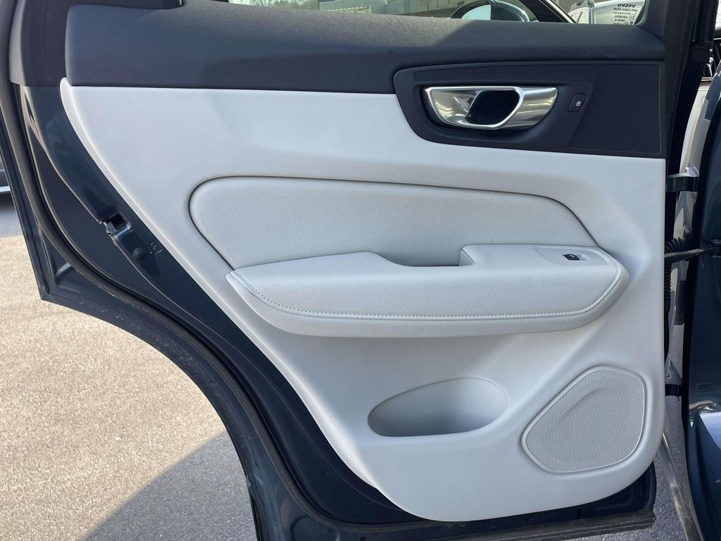 2021 Volvo XC60 T8 Inscription Expression photo 2