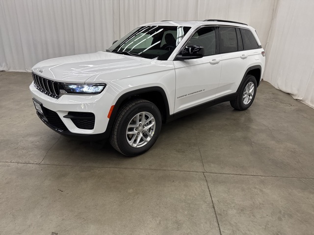 2025 Jeep Grand Cherokee Laredo X photo 3