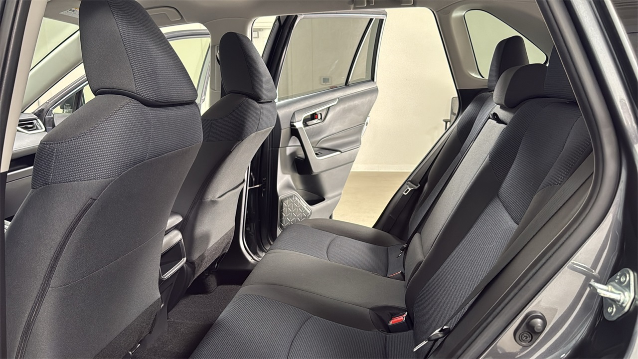 2019 Toyota RAV4 LE photo 14