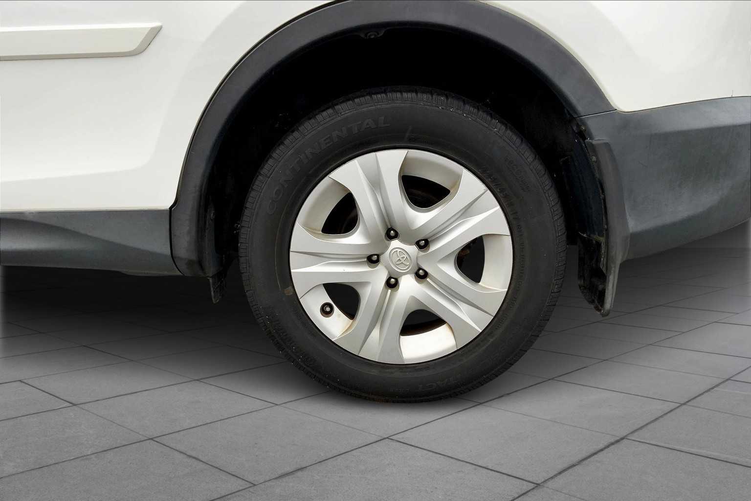 2015 Toyota RAV4 LE photo 10