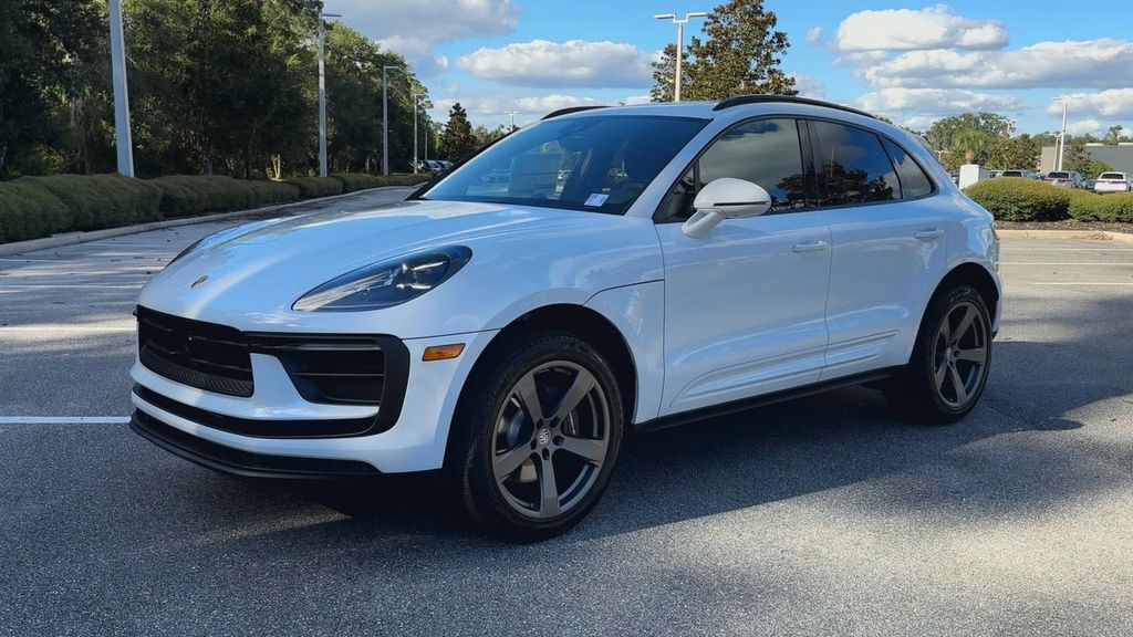 2026 Porsche Macan Base photo 4