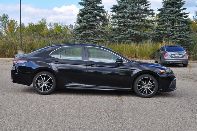 2023 Toyota Camry SE photo 2