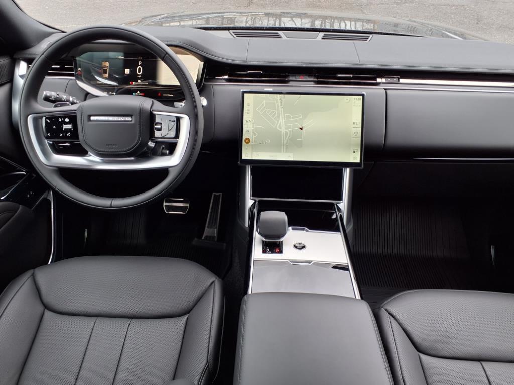 2025 Land Rover Range Rover SE photo 4