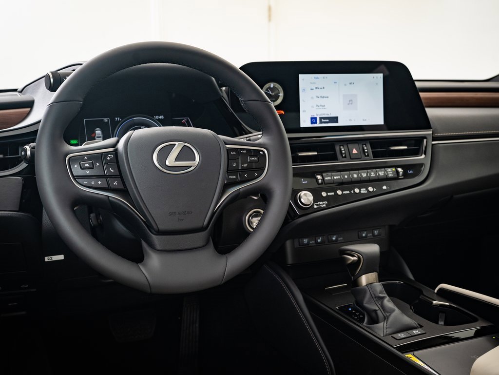 2025 Lexus ES 300h photo 4