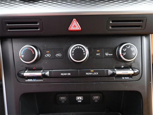 2024 Kia Carnival LX photo 3