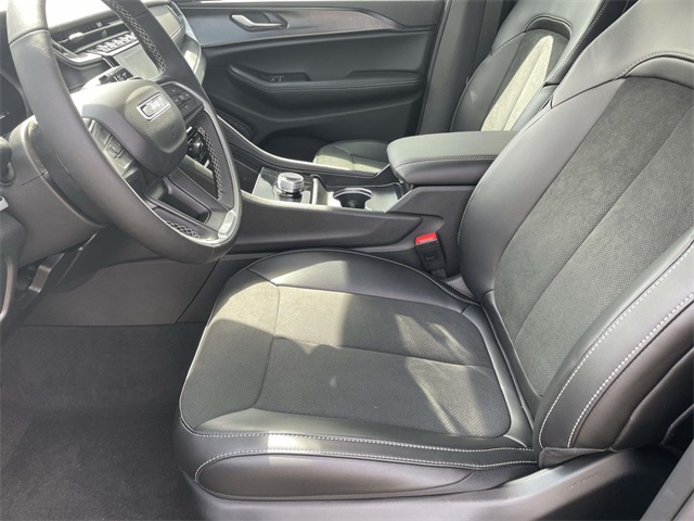 2025 Jeep Grand Cherokee Altitude photo 13